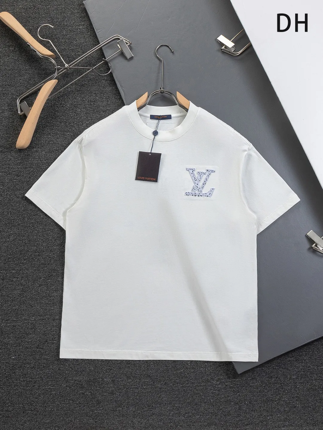 🅿️220 Louis Vuitton 1V LV lv slightly wide version S-XL LV 26ss new products are available at counters simultaneously. Multiple craftsmanship. Spotted letter logo on the chest🪡 embroidery. Large spotted letter logo on the back panel🪡 embroidery. Round neck short-sleeved T-shirt, same style for men and women! Consigned to one-to-one creation. Synchronized with the official website, pure cotton fabrics at the counter! It is close to the skin and comfortable, durable and easy to wear. It has a classic and simple logo design and meticulous original craftsmanship. Short-sleeves, a must-have item for men, do not appear to be the same for the general public, but must be unique and eye-catching. This LV short-sleeve is all about quality, comfort, the same shape and fashion as always, including fabrics and cutting techniques. All of them have been made with great effort! 320 grams of washed pure cotton fabric, pure cotton is breathable, very refreshing and comfortable for daily wear. The rib knitting on the neckline is smooth and tight, and the neckline will not be skewed if you toss it at will. The loose version, you will find that it looks really good on the upper body. The overall is minimalist and neat, super versatile for daily use! Pair it casually with a pair of pants for a youthful look. A T-shirt will make your outfit crazy. It is a fashionable item that can never go wrong! Color: Black White Size: S-XL Size chart: S: Shoulder width 50-Bust 56-Length 70 M: Shoulder width 52-Bust 57-Length 72 L: Shoulder width 54-Bust 59-Length 74 XL: Shoulder width 56-Bust 62-Length 76